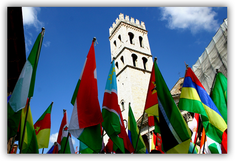 Assisi-bandiere-per-la-pace-2011